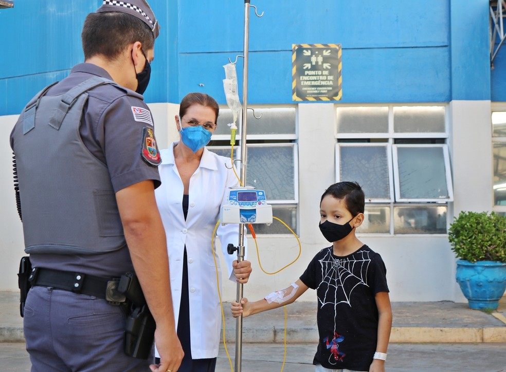 Paciente da pediatria do HR, em Presidente Prudente, realizou sonho de conhecer policiais militares — Foto: AI/HRPP