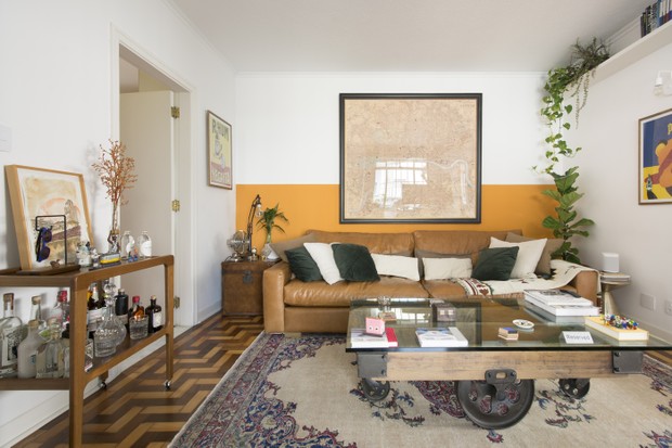 Décor do dia: sala de estar com estilo retrô e meia parede pintada (Foto: Carolina Mossim)