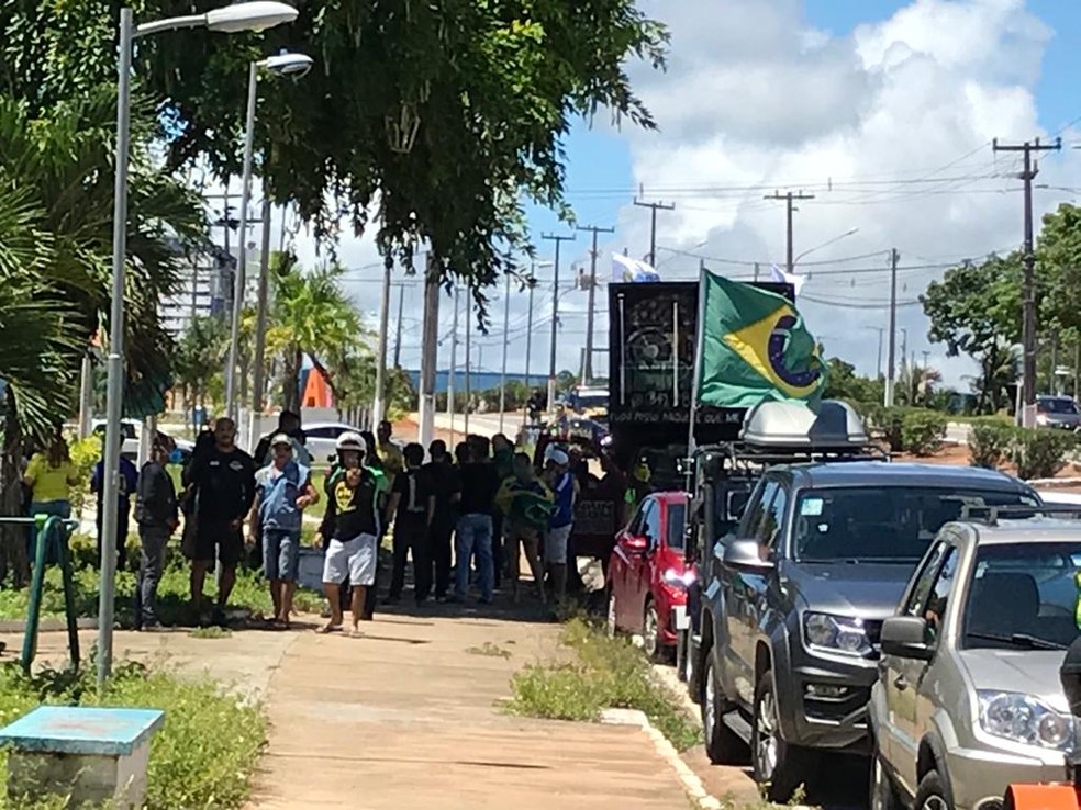 Manifestantes contra quarentena durante ato na Praça de Mirassol, na Zona Sul de Natal — Foto: Ayrton Freire/Inter TV cabugi