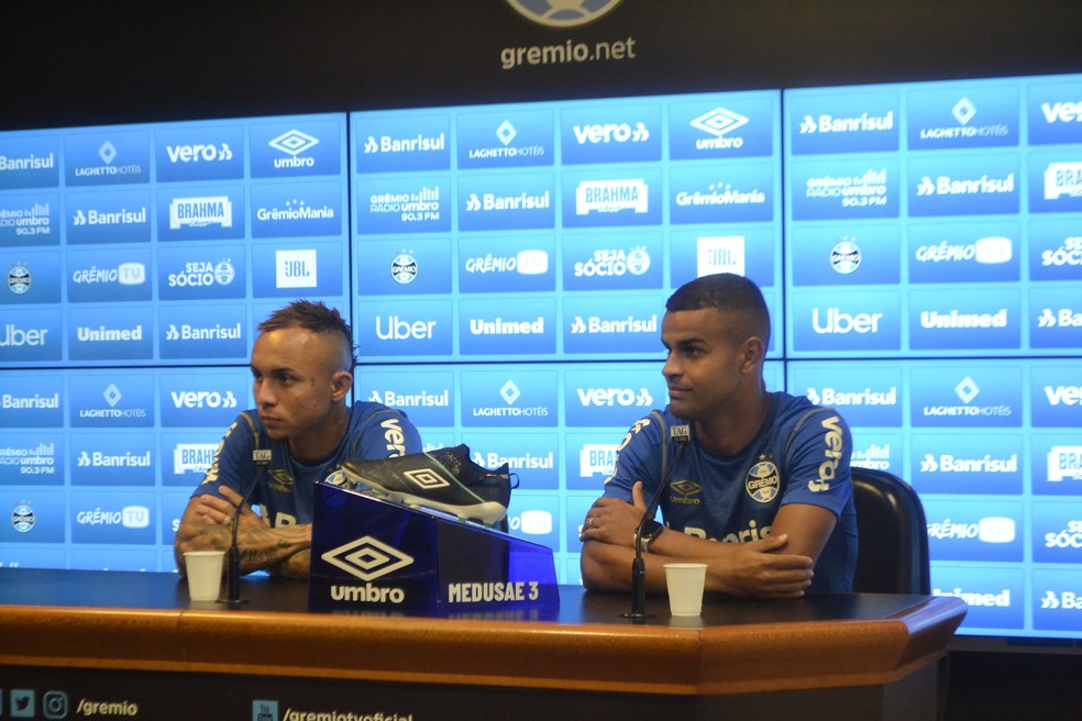 Everton e Alisson renovam contrato no Grêmio — Foto: Eduardo Moura