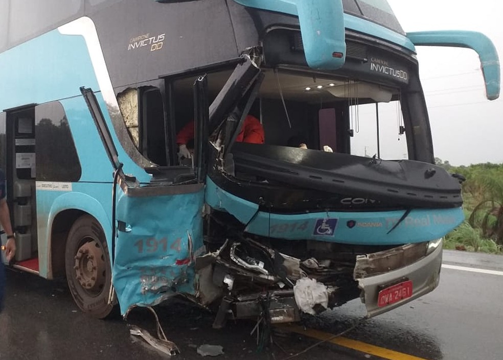 Parte da frete do ônibus ficou danificada — Foto: Divulgação