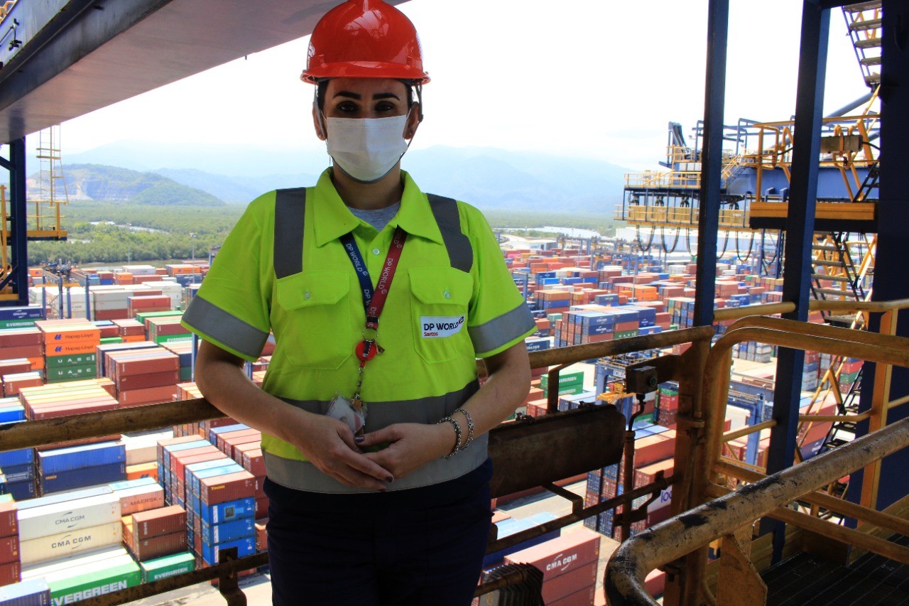 Fabiana Nascimento é primeira mulher a operar portêiner no porto de Santos (Foto: Divulgação DP World Santos)