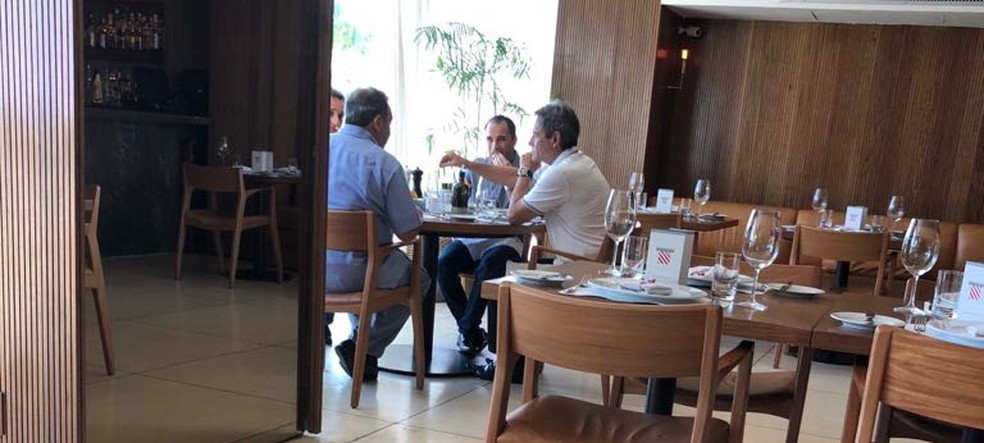 Com Fred Luz, Caetano e o filho, Carpegiani se reuniu mais de uma vez com a diretoria do Flamengo no fim de 2017 (Foto: Reprodução)