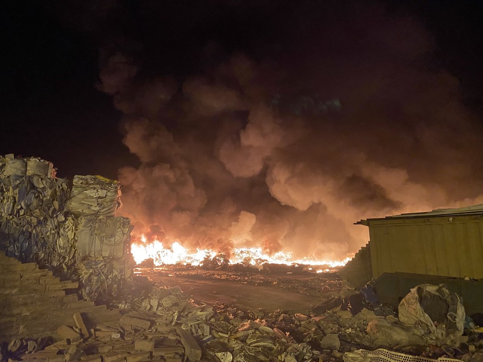 Bombeiros trabalharam por cerca de seis horas até que incêndio fosse controlado — Foto: Eduardo Paganella/RBS TV
