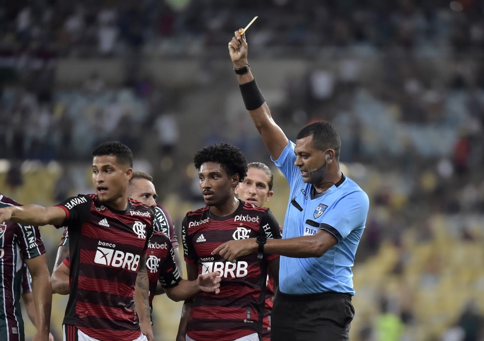 Flamengo e Fluminense fizeram mais um jogo de muitos cartões — Foto: ANDRÉ DURÃO