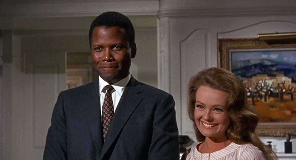 Sidney Poitier e Katharine Houghton em 'Adivinhe quem veio para jantar?' — Foto: Divulgação