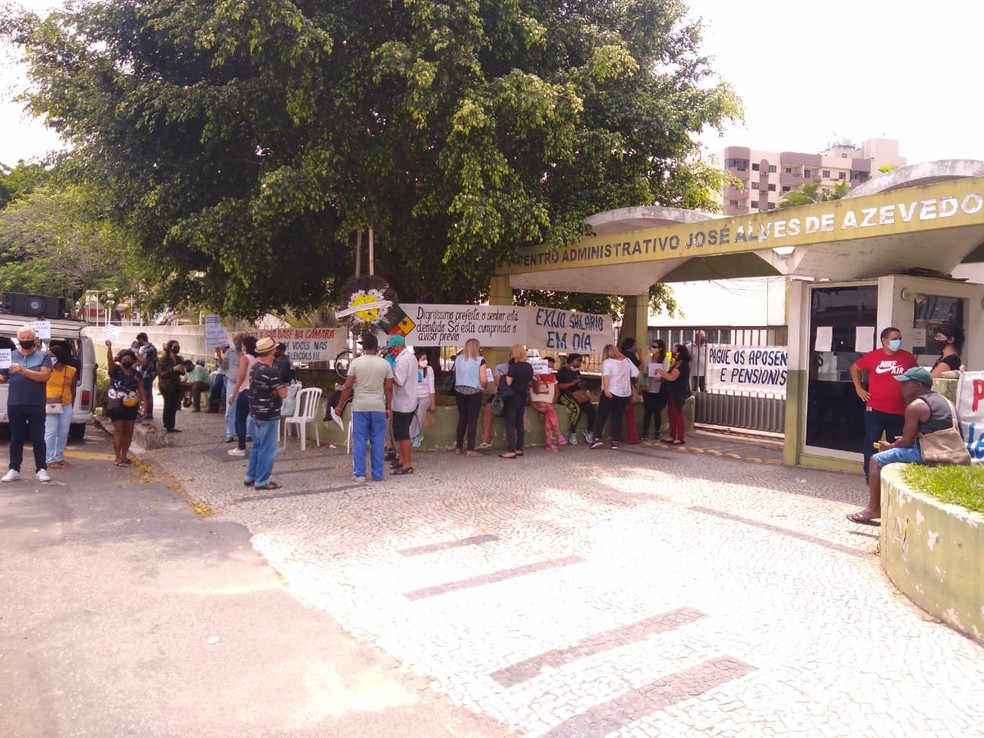Servidores protestam na frente da Prefeitura de Campos pedindo pagamento dos benefícios de aposentados e pensionistas — Foto: Paulo Veiga/Inter TV RJ
