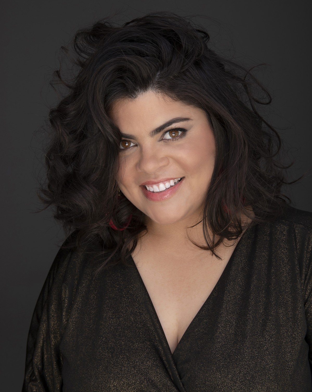 Canto vulcânico de Isabela Moraes fica à beira da erupção no álbum 'Estamos vivos'