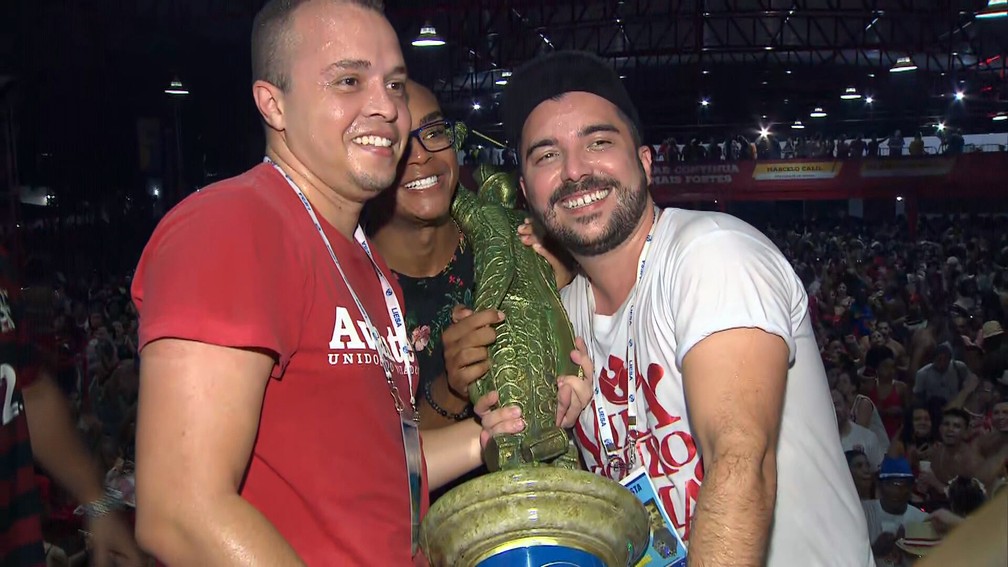 Marcus (E), Tarcísio (D) e a taça de campeões — Foto: Reprodução/TV Globo