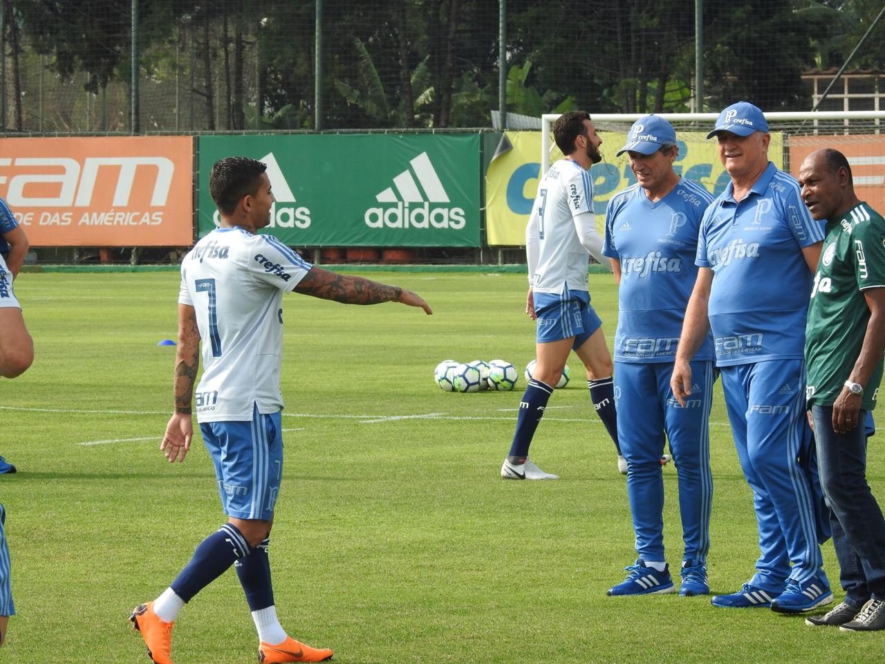 Jogadores do Palmeiras recebem visita de ídolo da Academia