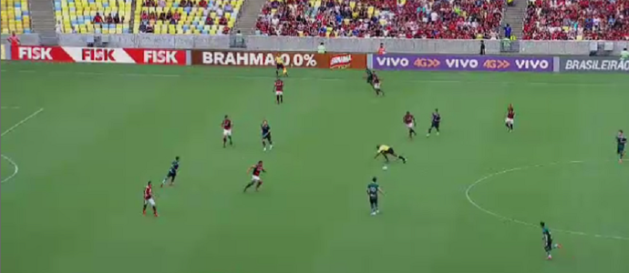 Escorregão de árbitro em Fla x Goiás fatura o lance bizarro da rodada