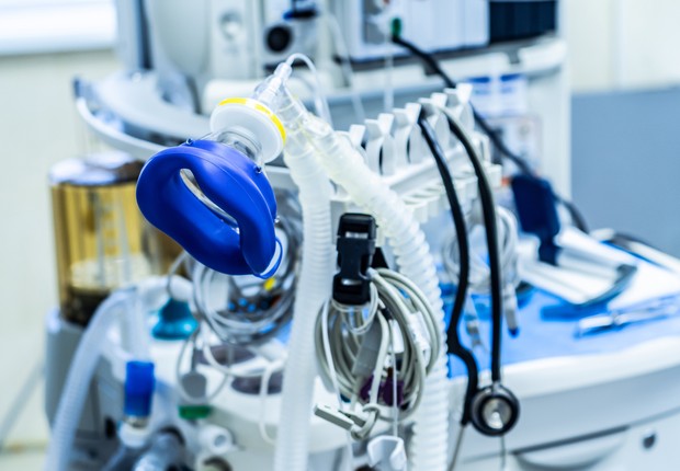 Aparelho de inalação de oxigênio no quarto do hospital (Foto:  Vadym Terelyuk via Getty Images)