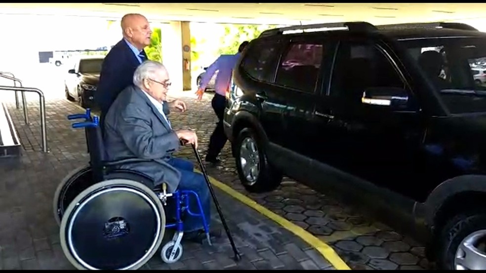 O ex-deputado Pedro Corrêa (PP), em cadeira de rodas, em junho, quando se deslocava para prestar depoimento (Foto: Reprodução TV Globo)
