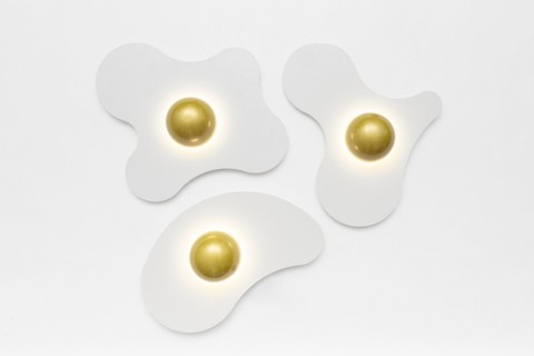 As luminárias 'Ovos estalados' fazem parte da coleção Alvorada, de Bia Rezende. As peças trazem o simbolismo de um momento particular vivido pela designer e pelo mundo nesse período de isolamento e reclusão