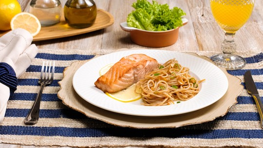 Receita fácil e saudável de macarrão integral com salmão