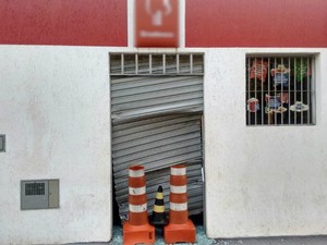 Porta da agência bancária de Bofete ficou danificada com ação (Foto: Neto Zapalá/Tudo em Bofete/Divulgação)