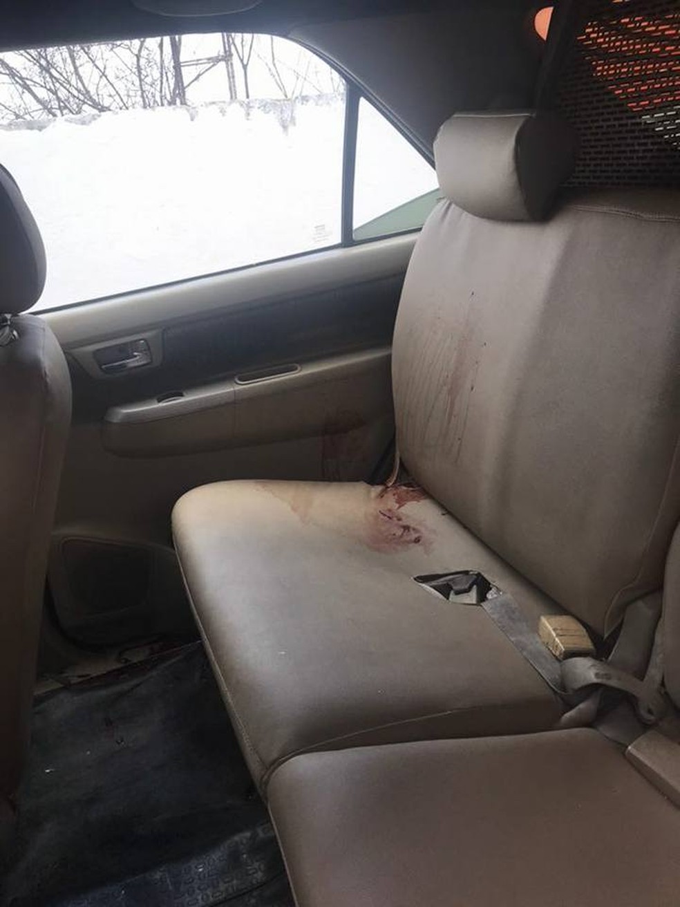 Policial foi baleado dentro de carro da PM quando tentava impedir a fuga. (Foto: Arquivo pessoal)