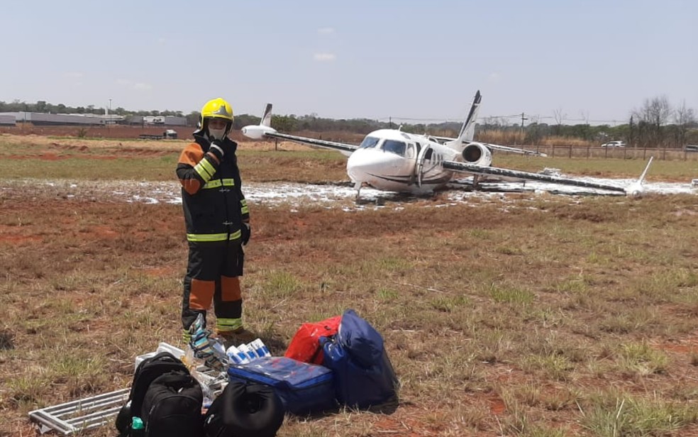 Bombeiros tiveram que resfriar aeronave após saída de pista, vazamento de combustível e princípio de incêndio da vegetação, no aeroporto de Goiânia — Foto: Corpo de Bombeiros/Divulgação