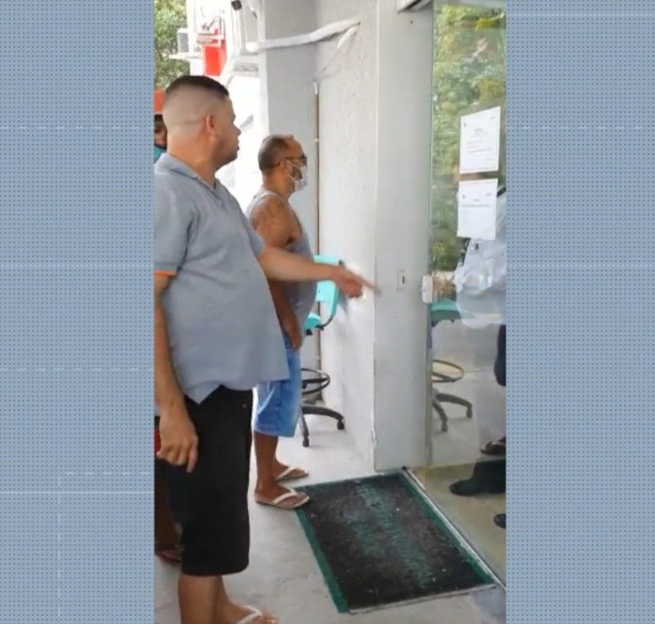 Vídeo mostra funcionário impedindo entrada de homem que passava mal em pronto-socorro; paciente morreu horas depois