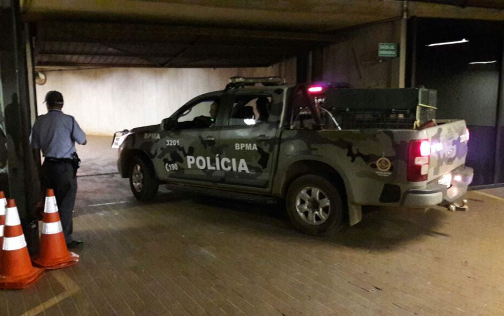 Equipe da PM Ambiental do DF vasculha anexo do Itamaraty após invasão de onça (Foto: Diogo André/TV Globo)