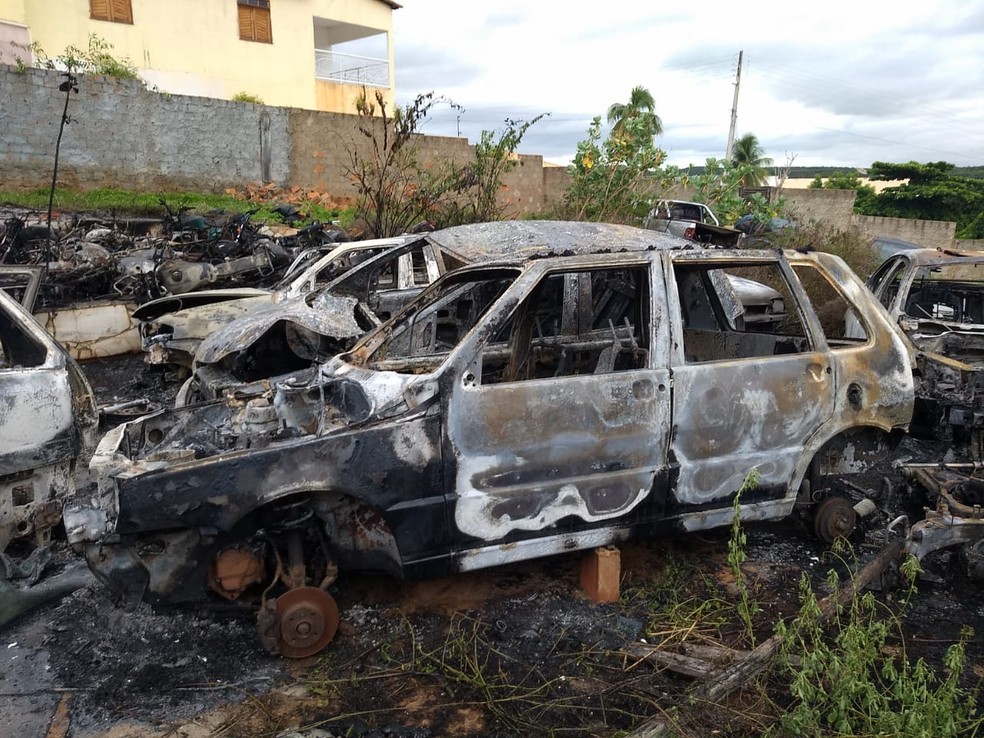 Veículos ficaram destruídos após incêndio em delegacia abandonada — Foto: Antônio Rocha/TV Clube