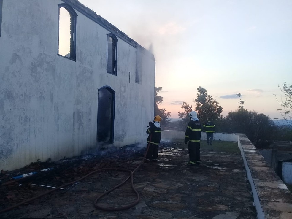 Bombeiros atuam no rescaldo do incêndio na Capela de Santa Rita, em Diamantina. — Foto: Divulgação/Corpo de Bombeiros