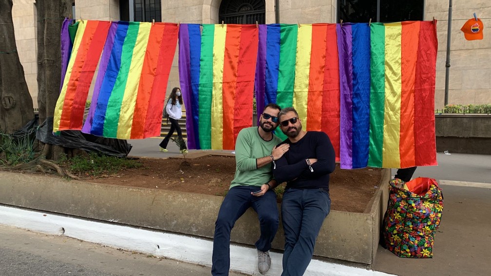 Rodrigo Ferreira e Fabrício Fernandes, noivos há 4 anos desfilam em um dos trios da Parada LGTBTA+ — Foto: Cléber Cândido/TV Globo
