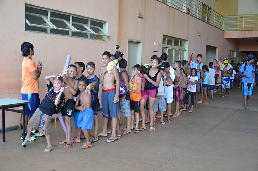 Imagem de arquivo mostra fila de crianças no Cemea em 2015 — Foto: Prefeitura de Uberaba/Divulgação