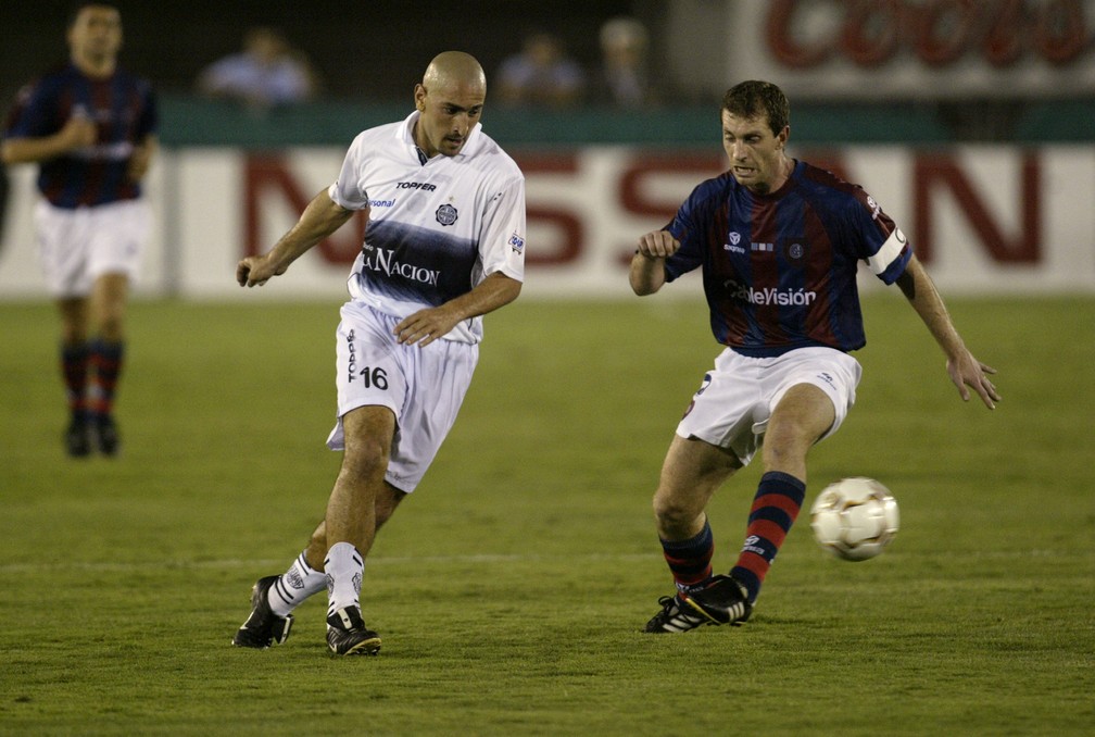 Com a camisa 16 do Olimpia na final da Recopa contra o San Lorenzo. Orteman foi campe&atilde;o da Libertadores em 2002 &mdash; Foto: Stephen Dunn/Getty Images