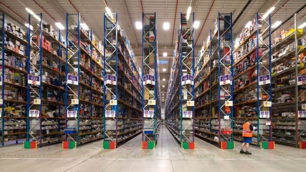 A Amazon despacha 228 milhões de pacotes por ano no Reino Unido, de 17 centros de distribuição. — Foto: GETTY IMAGES via BBC