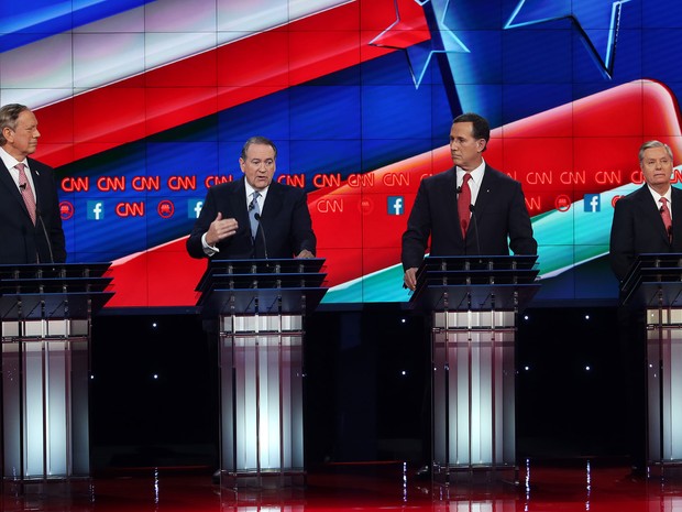 Os pré-candidatos republicanos George Pataki, Mike Huckabee, Rick Santorum e Lindsey Graham participam de debate promovido pela CNN no cassino Venetian, em Las Vegas, na noite de terça (15) (Foto: Justin Sullivan/Getty Images/AFP)