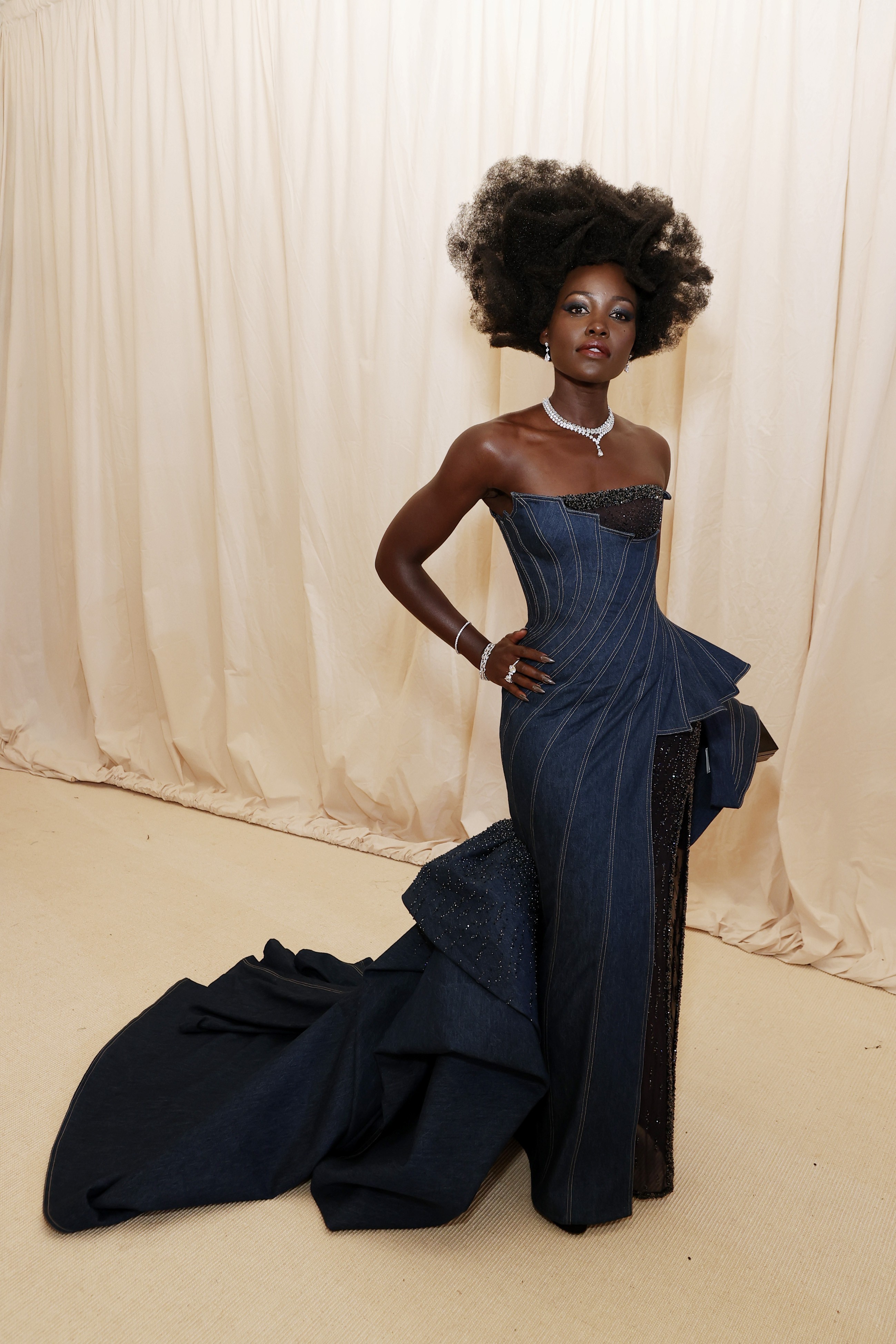 Lupita Nyong'o de look total jeans Versace (Foto: Getty Images)