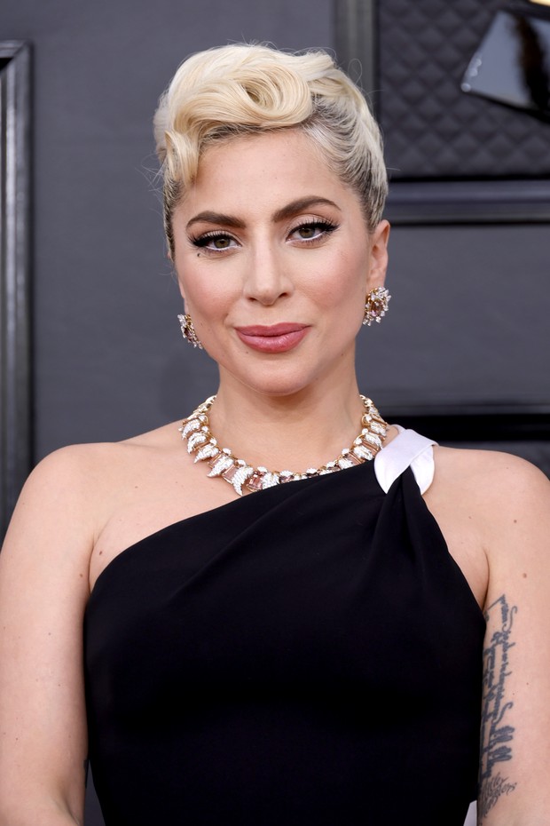 Lady Gaga rouba a cena no Grammy 2022 Vogue red carpet