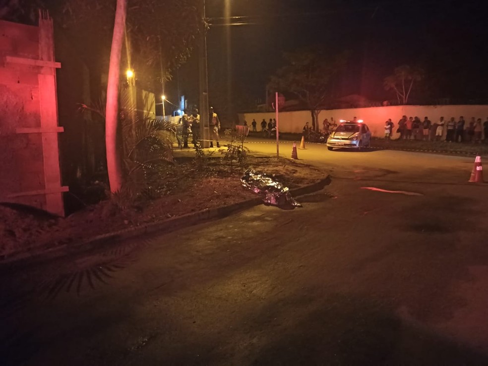 O homem foi assassinado perto da esquina de uma escola — Foto: Yonny Furukawa/TV Anhanguera