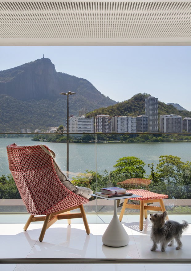 Um apartamento de braços abertos para a paisagem carioca (Foto: Juliano Colodeti/ MCA Estudio)