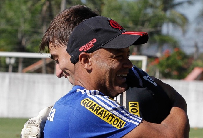 César abraça Wagner Miranda (Foto: Gilvan de Souza / Flamengo)