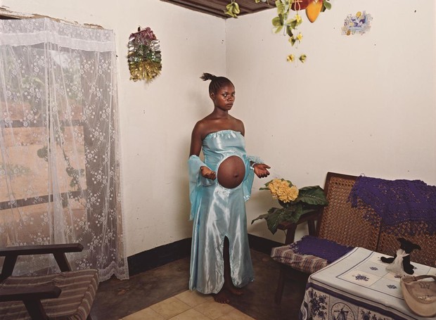 Deana Lawson - Mama Goma, 2014 | 35 x 45 in (99 x 114,3 cm)  (Foto: Reprodução/archdaily)