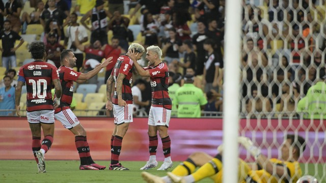 Pedro e Arrascaeta em Flamengo x Vasco
