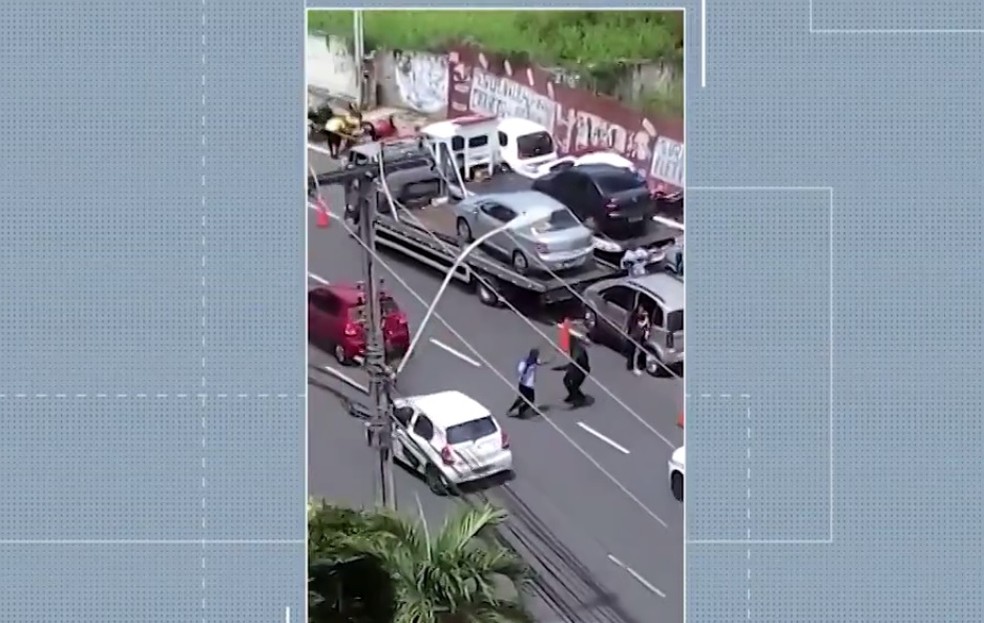 Agentes da Guarda Municipal foram flagrados agredindo um motoboy â?? Foto: ReproduÃ§Ã£o/TV Bahia