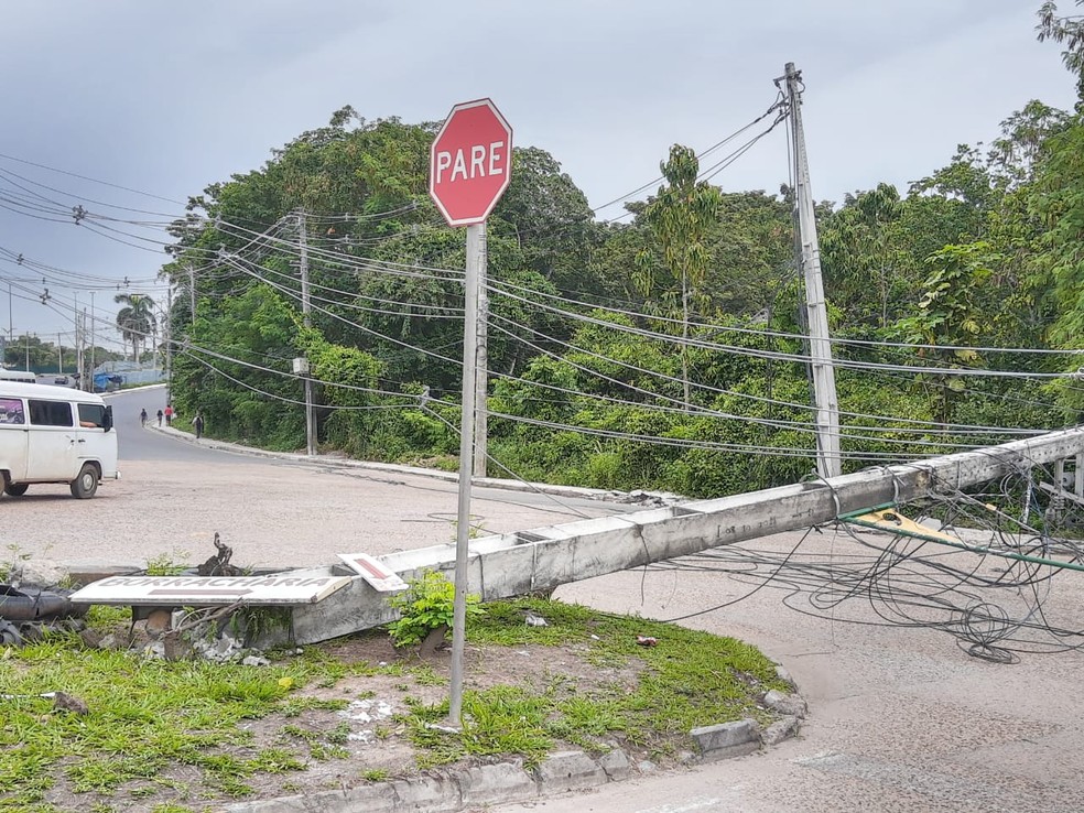 Pelo menos três postes foram afetados. — Foto: Luciano Abreu/Rede Amazônica