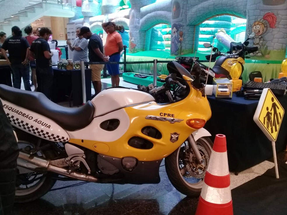 Moto do Esquadrão Águia, do CPRE, também está na exposição — Foto: PMRN/Divulgação