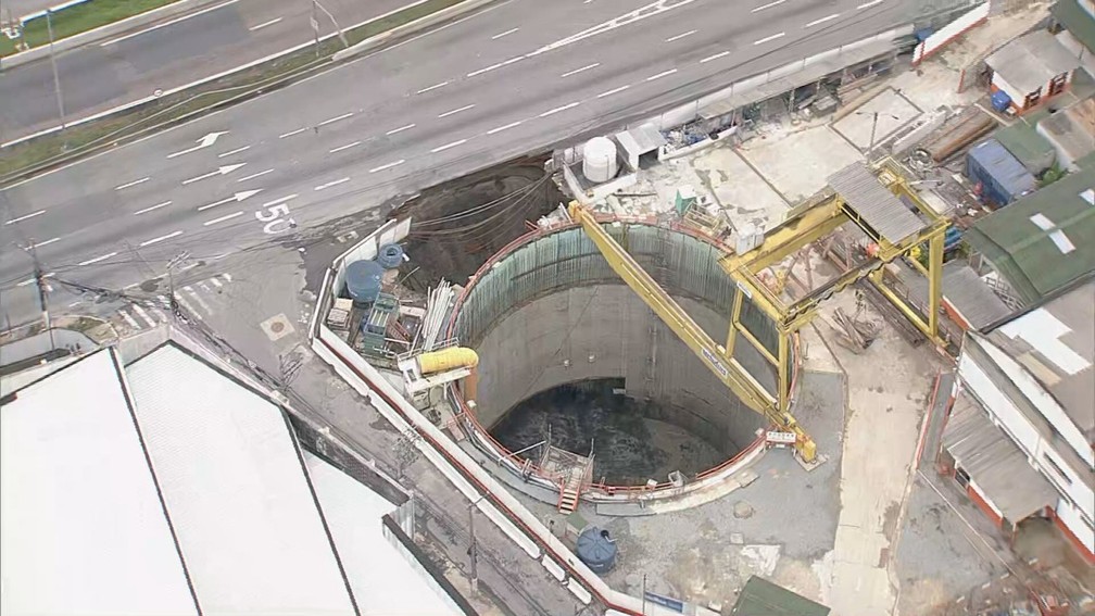 Asfalto cede e abre buraco ao lado da obra do Metrô na Marginal Tietê, na Zona Norte de SP — Foto: Reprodução TV Globo