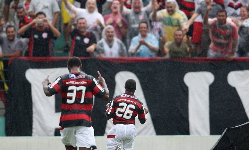 Zé Roberto comemora o gol que considera o mais importante com a camisa do Flamengo — Foto: Alexandre Cassiano / Agência O Globo