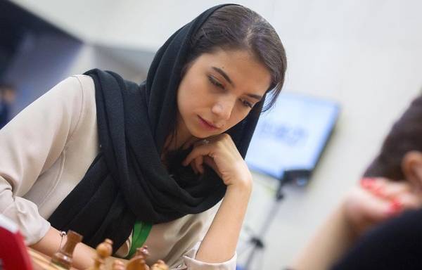 Mulher iraniana compete em torneio de xadrez sem hijab