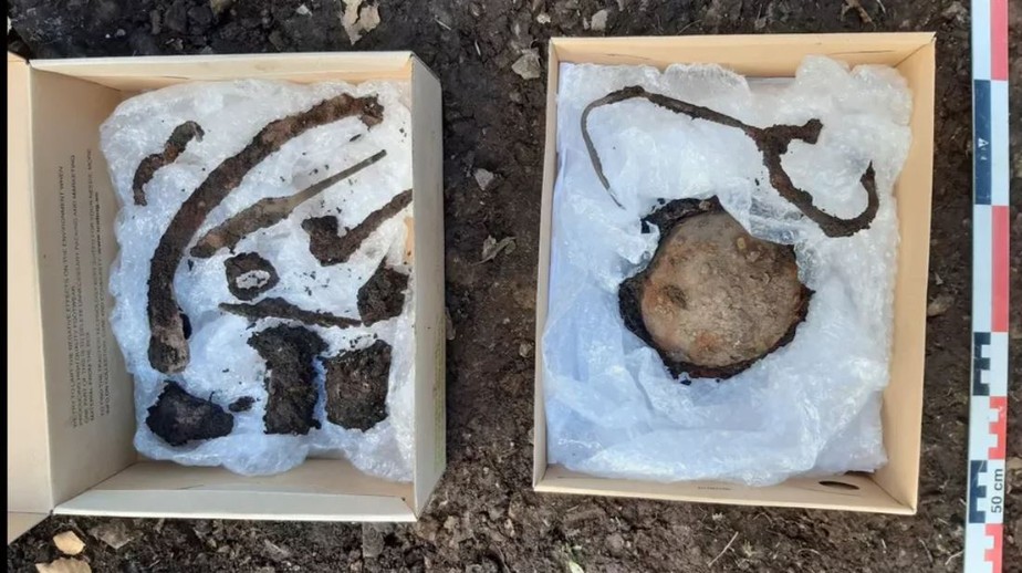 Alguns dos objetos que foram desenterrados da sepultura. A caixa à direita contém os restos do broche da Era Viking