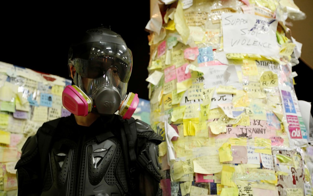 Post-its deixados pelos manifestantes com mensagens e informações formam a 'Lennon Wall', em distrito de Hong Kong — Foto: Reuters/James Pomfre