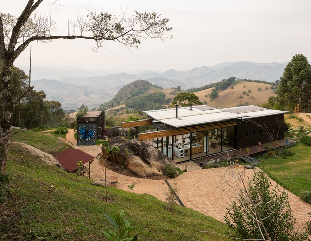 Em Gonçalves, casa de campo foi erguida sob duas rochas (Foto: Pedro Kok )
