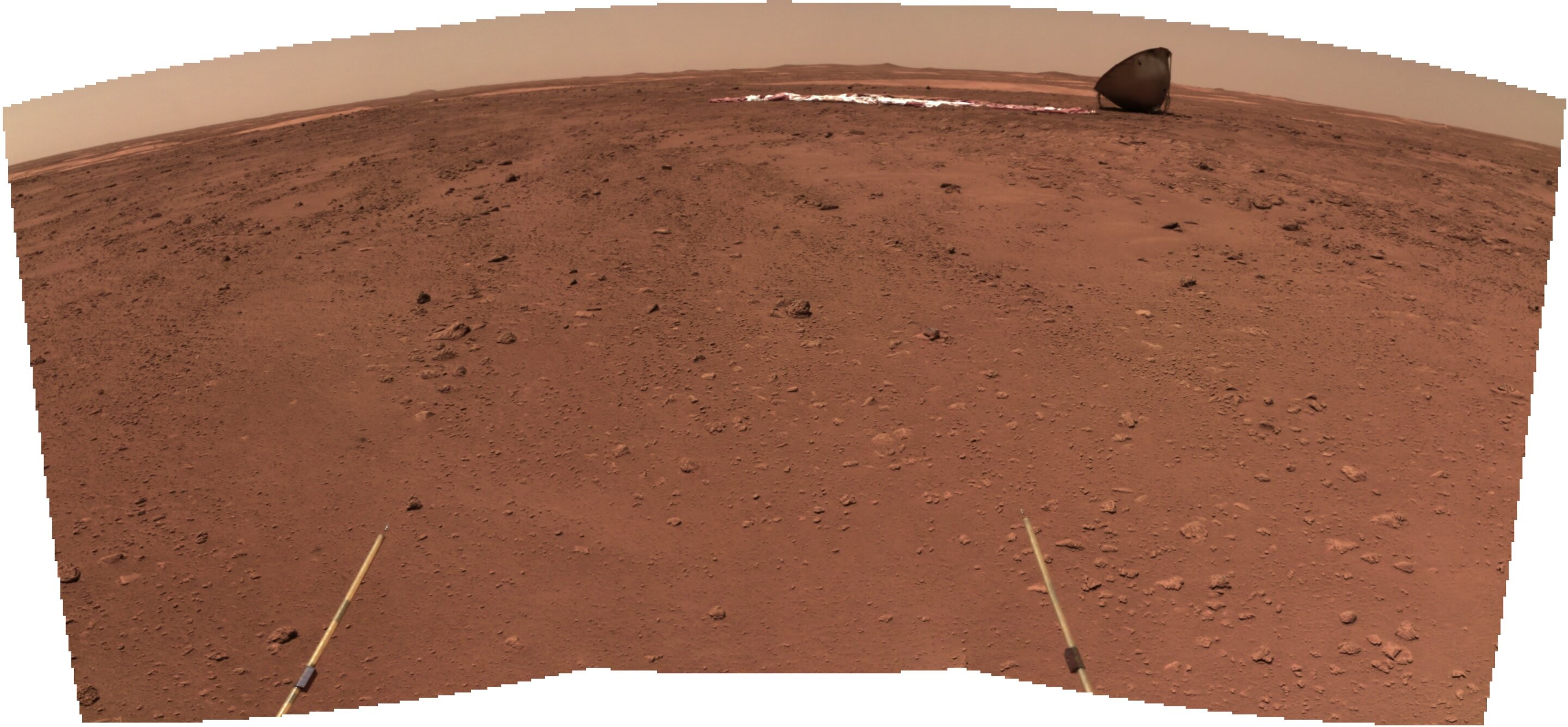 Vista da área de pouso e do escudo térmico do rover Zhurong enviado pela China à Marte  (Foto: CNSA )