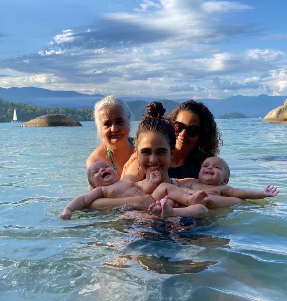 Nanda Costa celebra Dia das Mulheres com a sua família