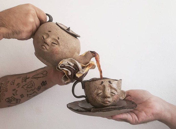 O catálogo de criações do catarinense Tily conta com bule, xícara e pires feitos de argila (Foto: Reprodução/Instagram/@t00dlees)